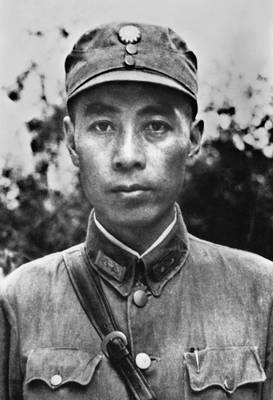 1937年12月，周恩来在武汉
1937年12月，周恩来代表中国共产党到国民党所在地武汉，从事抗日民族统一战线工作，并参与领导中共长江局的工作
