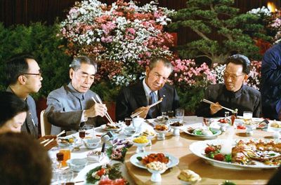 Image0305
1972年2月27日，上海设宴招待尼克松总统和夫人，周恩来旁边的是翻译冀朝铸，尼克松旁边的是张春桥
Keywords: 尼克松访华