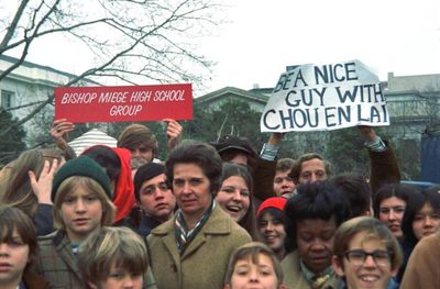 Image0402
尼克松启程时，欢送的人群中，一个标语引起了摄影师的注意，“Be a nice guy with Chou Enlai”（在周恩来面前好好表现）
Keywords: 尼克松访华