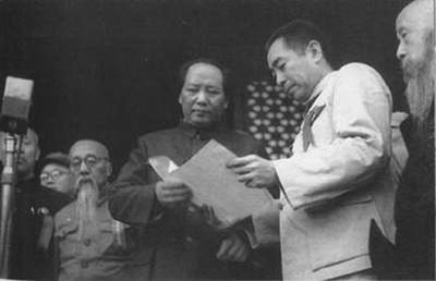 1949年10月1日，周恩来和毛泽东在天安门城楼上
