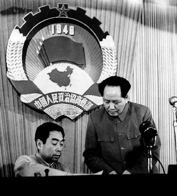 1950年，毛泽东和周恩来在政协一届二次会议上
