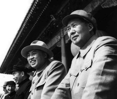 1954年10月1日在天安门城楼上
左起：陈云、周恩来、金日成、毛泽东
