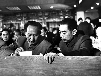 1954å¹´ï¼Œæ¯›æ³½ä¸œã€å‘¨æ©æ¥åœ¨ç¬¬ä¸€å±Šäººä»£ä¼šä¸Š

