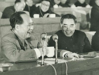 1962年初，周恩来和毛泽东在中共中央召开的扩大的中央工作会议(即七千人大会)上
