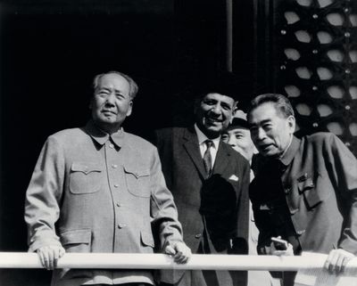 1968年，毛泽东主席和周恩来总理在天安门城楼上出席建国庆典活动的场景
