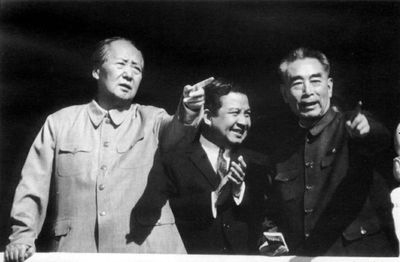 1970年5月，毛泽东、周恩来与西哈努克亲王在天安门城楼上
