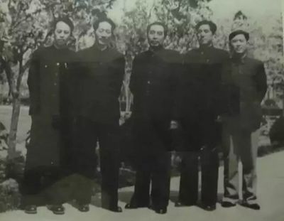 1958年3月，在成都会议（中央政治局扩大会议），周总理和秘书，左起：周家鼎、顾明、周总理等
