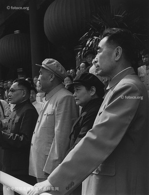 1960年周恩来、宋庆龄、朱德、邓小平在天安门城楼上.作者吕相友
