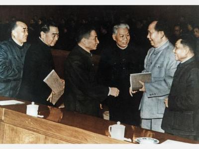 1962年，朱德，周恩来，陈云，刘少奇，毛泽东，邓小平在七千人大会上
