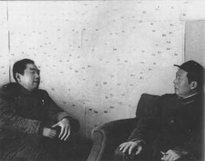 å‘¨æ©æ¥å’Œæ¯›æ³½ä¸œä¸€èµ·è¿ç­¹å†³ç­–ï¼Œç»„ç»‡æŒ‡æŒ¥ä¸‰å¤§æˆ˜å½¹
1948å¹´9æœˆè‡³1949å¹´1æœˆï¼Œå‘¨æ©æ¥å’Œæ¯›æ³½ä¸œä¸€èµ·è¿ç­¹å†³ç­–ï¼Œç»„ç»‡æŒ‡æŒ¥å…·æœ‰æˆ˜ç•¥æ„ä¹‰çš„è¾½æ²ˆã€æ·®æµ·ã€å¹³æ´¥ä¸‰å¤§æˆ˜å½¹ï¼ŒåŸºæœ¬ä¸Šæ¶ˆç­äº†å›½æ°‘å…šå†›é˜Ÿçš„ä¸»åŠ›ï¼ŒåŠ é€Ÿäº†å›½æ°‘å…šç»Ÿæ²»çš„å´©æºƒ
