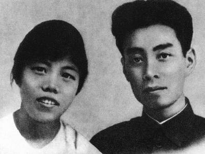 1925年8月8日，周恩来与邓颖超在广州结婚
