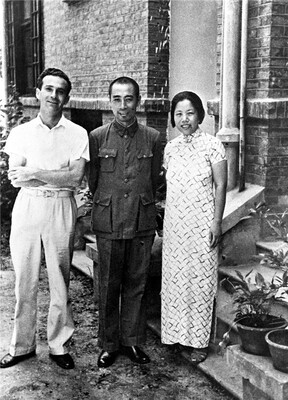 1938年，周恩来、邓颖超在武昌珞珈山和美国著名记者埃德加·斯诺在一起
