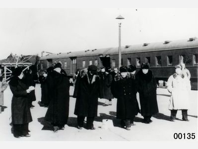 1950年2月，毛泽东结束访问苏联回国途径海拉尔车站下车散步
左起：孙维世、毛泽东、高岗、欧阳钦、叶子龙、周恩来、滕代远
