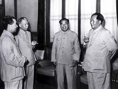 1956年6月，毛泽东与周恩来、刘少奇、朱德在中南海怀仁堂交谈
