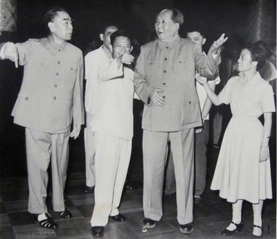 1964年6月11日，与毛主席一起步入共青团九大会场
