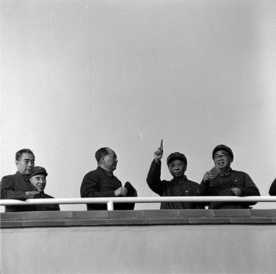 1966年9月15日，毛泽东在刘少奇、周恩来、朱德、林彪陪同下第三次接见红卫兵。
