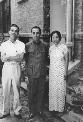 1938年夏，和邓颖超在武汉会见斯诺
1938年夏，周恩来和邓颖超在武汉会见美国著名进步记者和作家、《西行漫记》作者埃德加·斯诺
