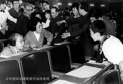 邓颖超答小记者问 摄于1985年 顾德华
