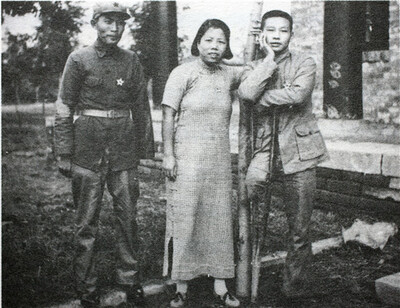 1941年邓颖超（中）、中国工农红军早期领导人蔡树藩（左）、开国中将钟赤兵（右）在重庆
