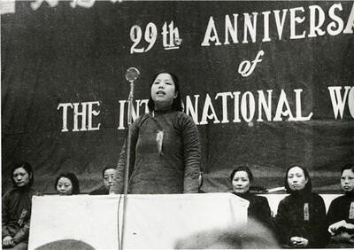 1946年，邓颖超在重庆庆祝“三八”妇女节大会上
